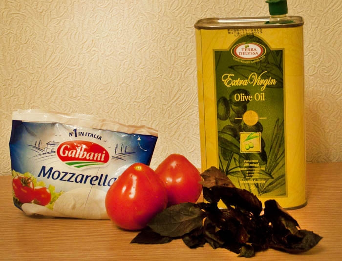 сыр моцарелла, помидор, базилик, оливковое масло