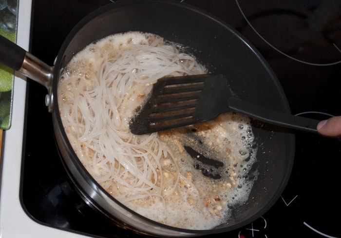 Рисова лапша на сковороде